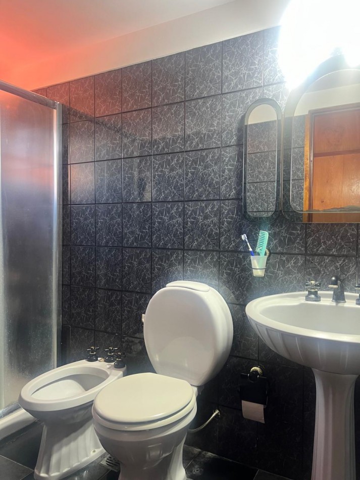 CHALET 4 AMB. CON PARQUE Y JARDIN AL FRENTE, EXCELENTE ESTADO, ZONA D E PRIVILEGIO....PYA. GRANDE, DIVINO ROSTRO