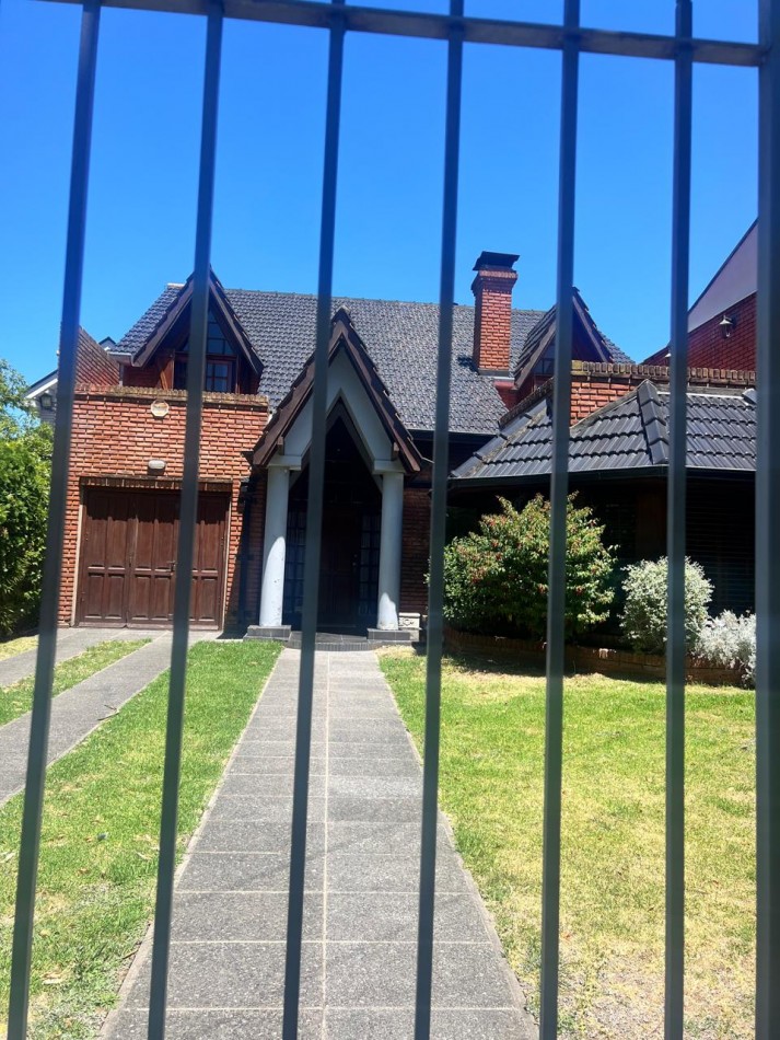 CHALET 4 AMB. CON PARQUE Y JARDIN AL FRENTE, EXCELENTE ESTADO, ZONA D E PRIVILEGIO....PYA. GRANDE, DIVINO ROSTRO