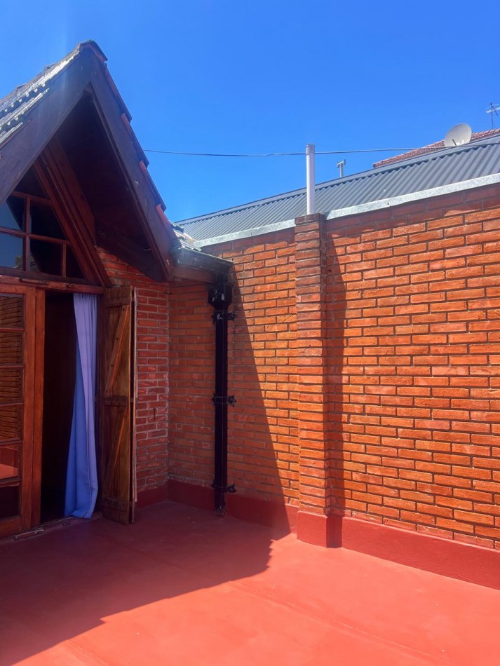 CHALET 4 AMB. CON PARQUE Y JARDIN AL FRENTE, EXCELENTE ESTADO, ZONA D E PRIVILEGIO....PYA. GRANDE, DIVINO ROSTRO