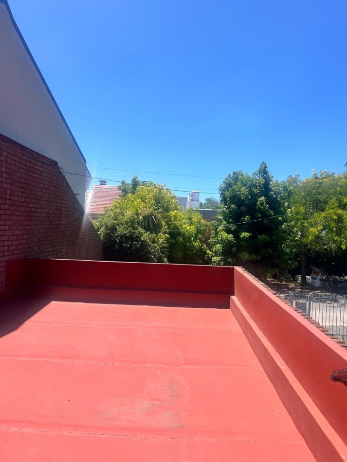 CHALET 4 AMB. CON PARQUE Y JARDIN AL FRENTE, EXCELENTE ESTADO, ZONA D E PRIVILEGIO....PYA. GRANDE, DIVINO ROSTRO