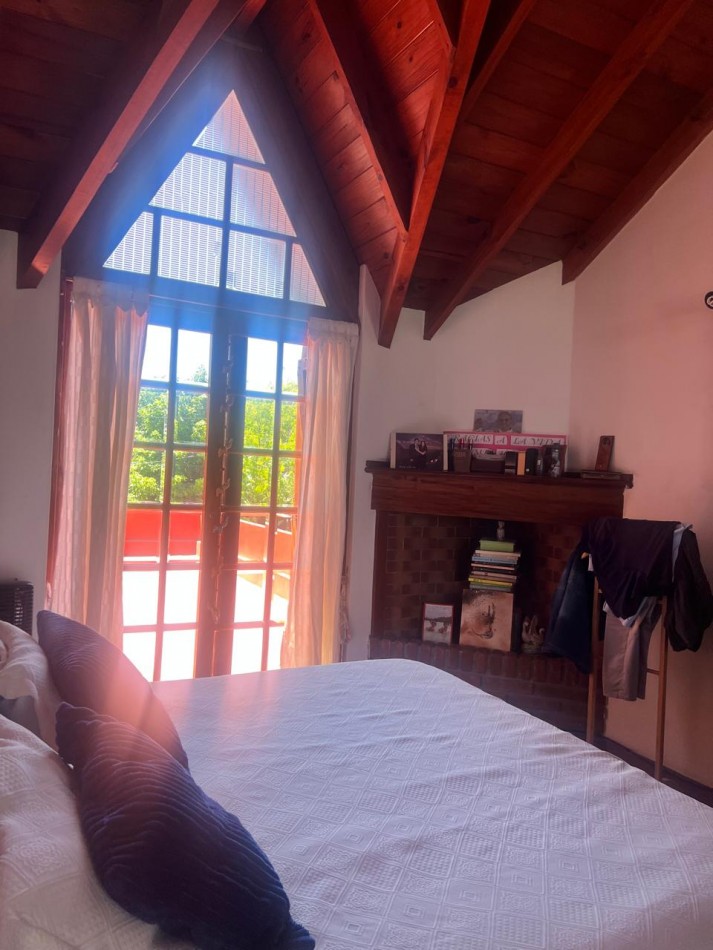 CHALET 4 AMB. CON PARQUE Y JARDIN AL FRENTE, EXCELENTE ESTADO, ZONA D E PRIVILEGIO....PYA. GRANDE, DIVINO ROSTRO