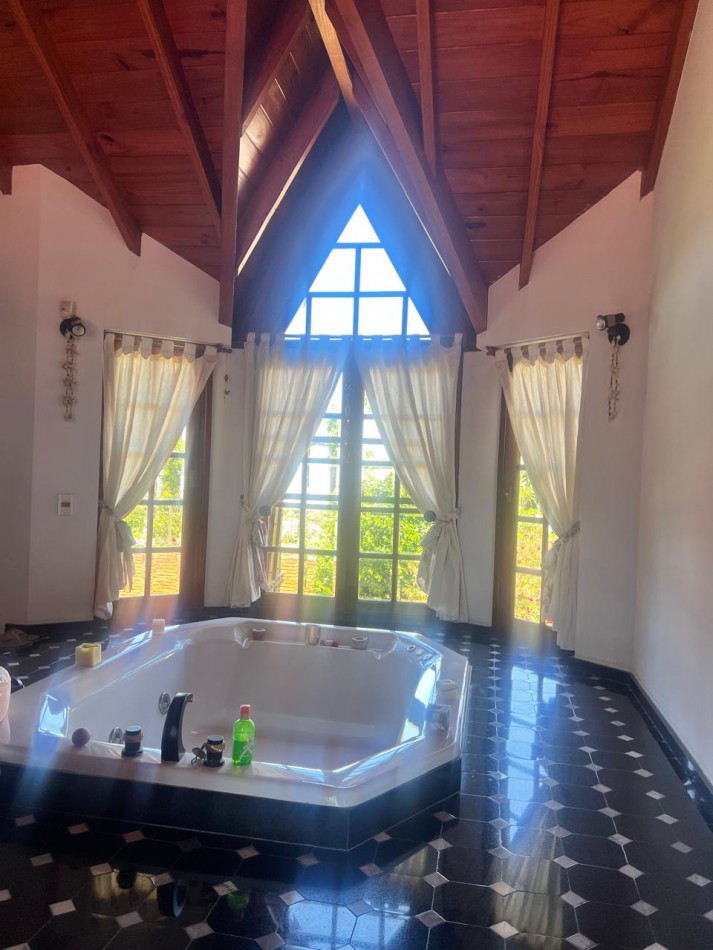 CHALET 4 AMB. CON PARQUE Y JARDIN AL FRENTE, EXCELENTE ESTADO, ZONA D E PRIVILEGIO....PYA. GRANDE, DIVINO ROSTRO