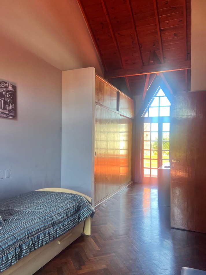 CHALET 4 AMB. CON PARQUE Y JARDIN AL FRENTE, EXCELENTE ESTADO, ZONA D E PRIVILEGIO....PYA. GRANDE, DIVINO ROSTRO