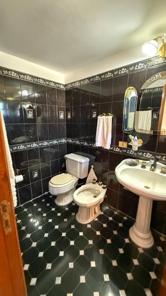 CHALET 4 AMB. CON PARQUE Y JARDIN AL FRENTE, EXCELENTE ESTADO, ZONA D E PRIVILEGIO....PYA. GRANDE, DIVINO ROSTRO