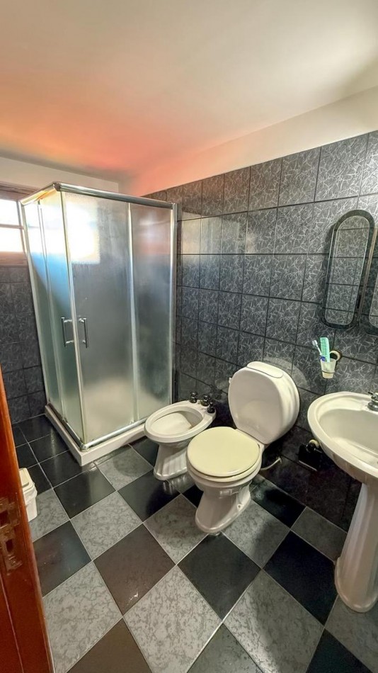 CHALET 4 AMB. CON PARQUE Y JARDIN AL FRENTE, EXCELENTE ESTADO, ZONA D E PRIVILEGIO....PYA. GRANDE, DIVINO ROSTRO