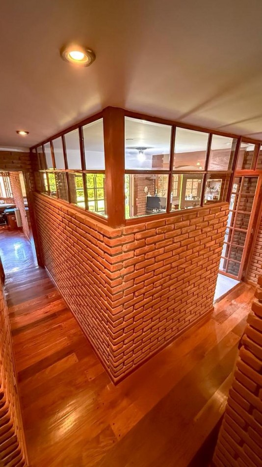 CHALET 4 AMB. CON PARQUE Y JARDIN AL FRENTE, EXCELENTE ESTADO, ZONA D E PRIVILEGIO....PYA. GRANDE, DIVINO ROSTRO