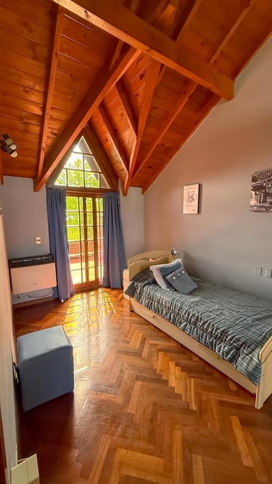 CHALET 4 AMB. CON PARQUE Y JARDIN AL FRENTE, EXCELENTE ESTADO, ZONA D E PRIVILEGIO....PYA. GRANDE, DIVINO ROSTRO