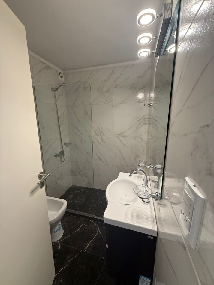 Departamento 2 ambientes con dependencia a la calle con balcon!