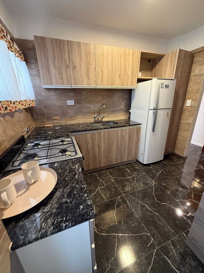 Departamento 2 ambientes con dependencia a la calle con balcon!