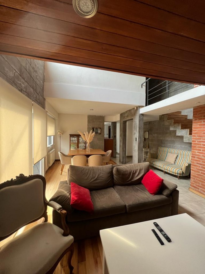 MAR DEL PLATA ALQUILER, ANUAL, IMPORTANTE CHALET DE 5 AMB. CON PARQUE Y PISCINA