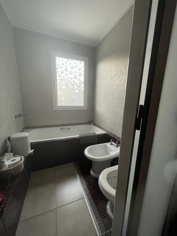 MAR DEL PLATA ALQUILER, ANUAL, IMPORTANTE CHALET DE 5 AMB. CON PARQUE Y PISCINA