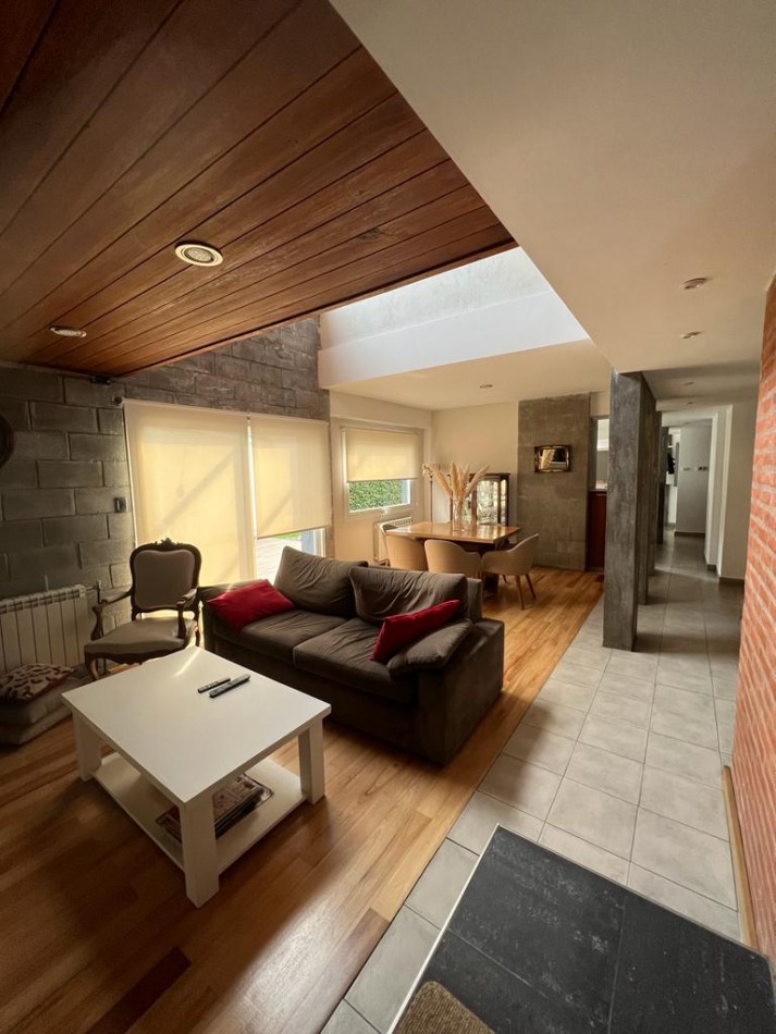 MAR DEL PLATA ALQUILER, ANUAL, IMPORTANTE CHALET DE 5 AMB. CON PARQUE Y PISCINA