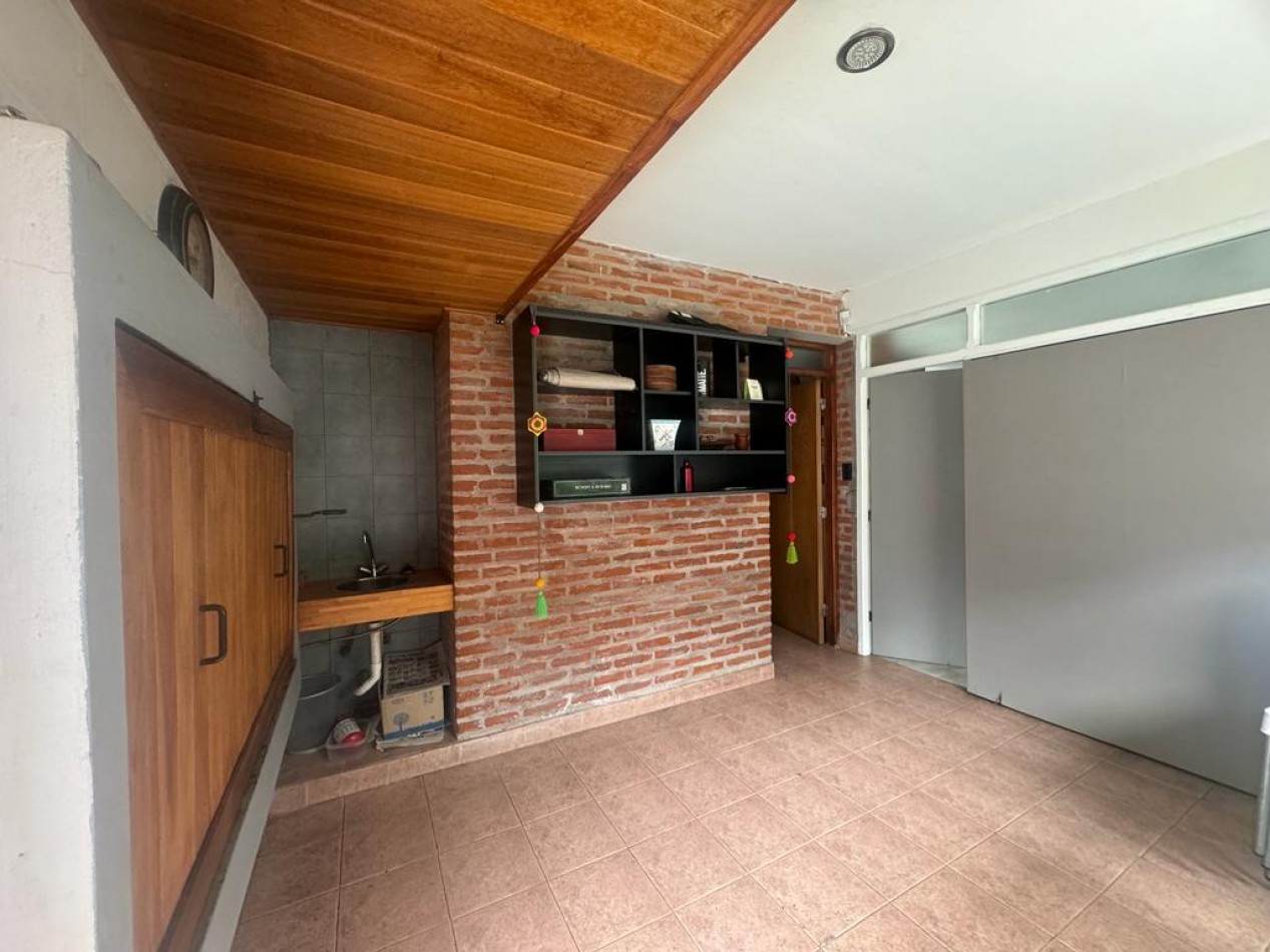 MAR DEL PLATA ALQUILER, ANUAL, IMPORTANTE CHALET DE 5 AMB. CON PARQUE Y PISCINA