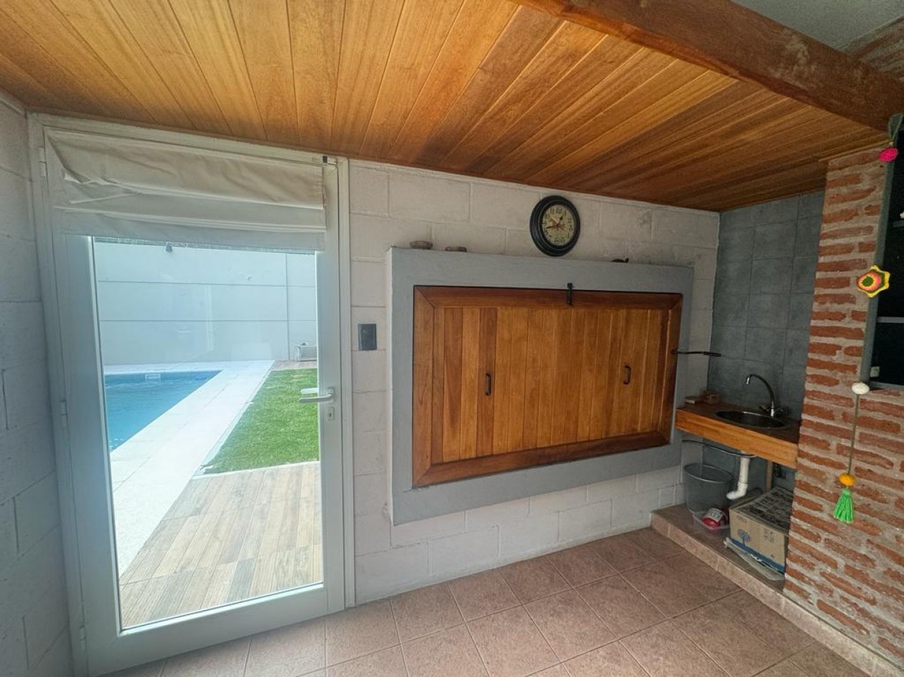 MAR DEL PLATA ALQUILER, ANUAL, IMPORTANTE CHALET DE 5 AMB. CON PARQUE Y PISCINA