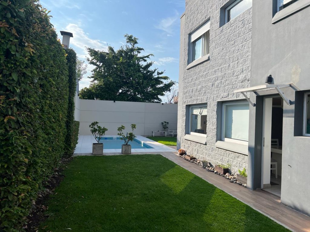 MAR DEL PLATA ALQUILER, ANUAL, IMPORTANTE CHALET DE 5 AMB. CON PARQUE Y PISCINA