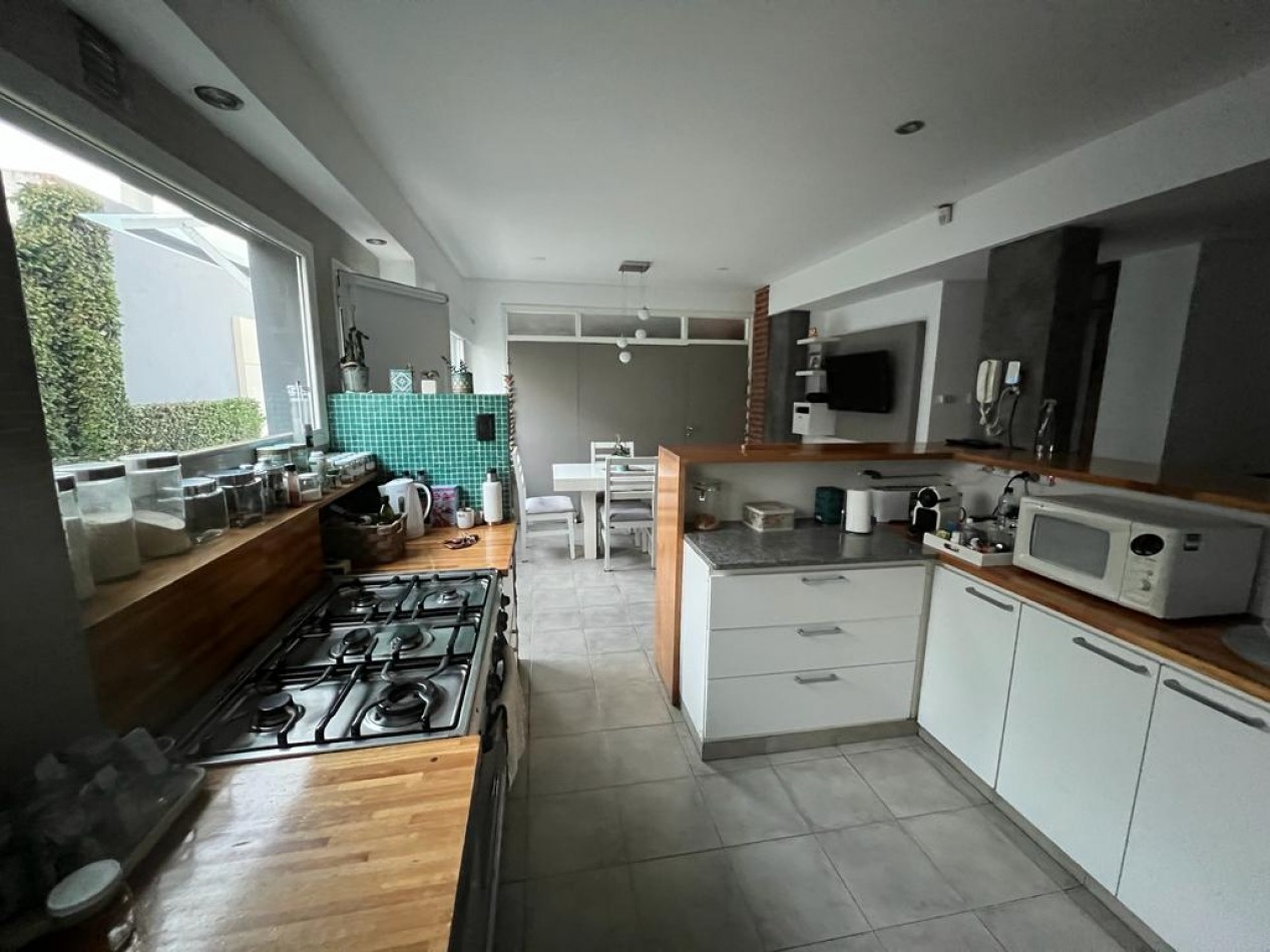 MAR DEL PLATA ALQUILER, ANUAL, IMPORTANTE CHALET DE 5 AMB. CON PARQUE Y PISCINA