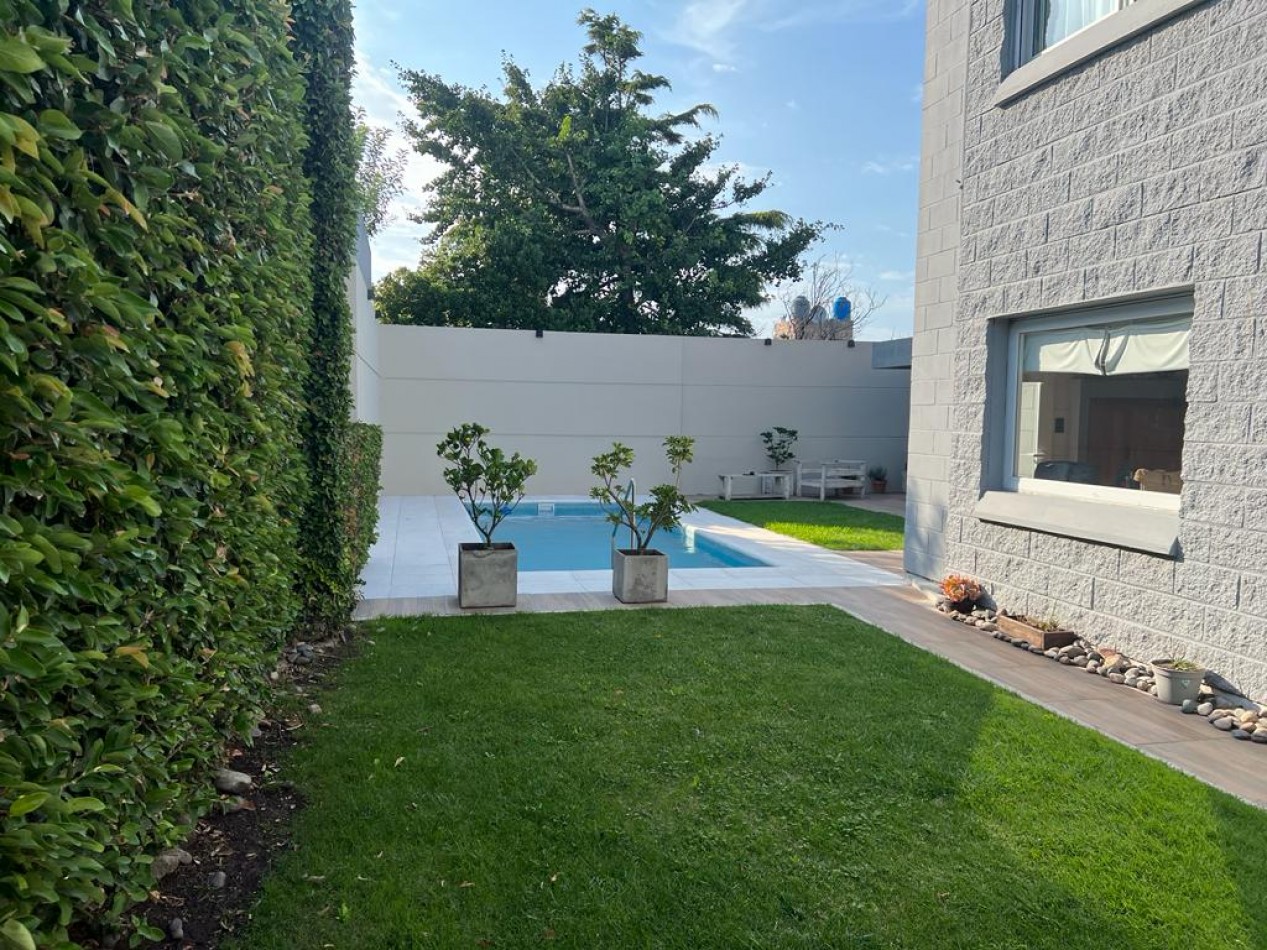 MAR DEL PLATA ALQUILER, ANUAL, IMPORTANTE CHALET DE 5 AMB. CON PARQUE Y PISCINA