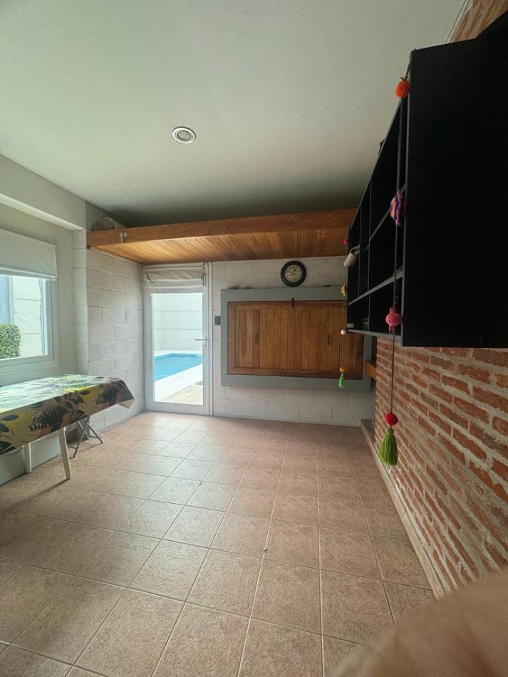 MAR DEL PLATA ALQUILER, ANUAL, IMPORTANTE CHALET DE 5 AMB. CON PARQUE Y PISCINA
