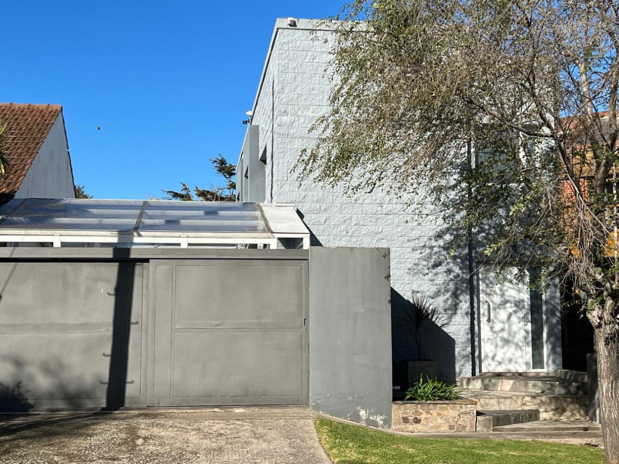 MAR DEL PLATA ALQUILER, ANUAL, IMPORTANTE CHALET DE 5 AMB. CON PARQUE Y PISCINA