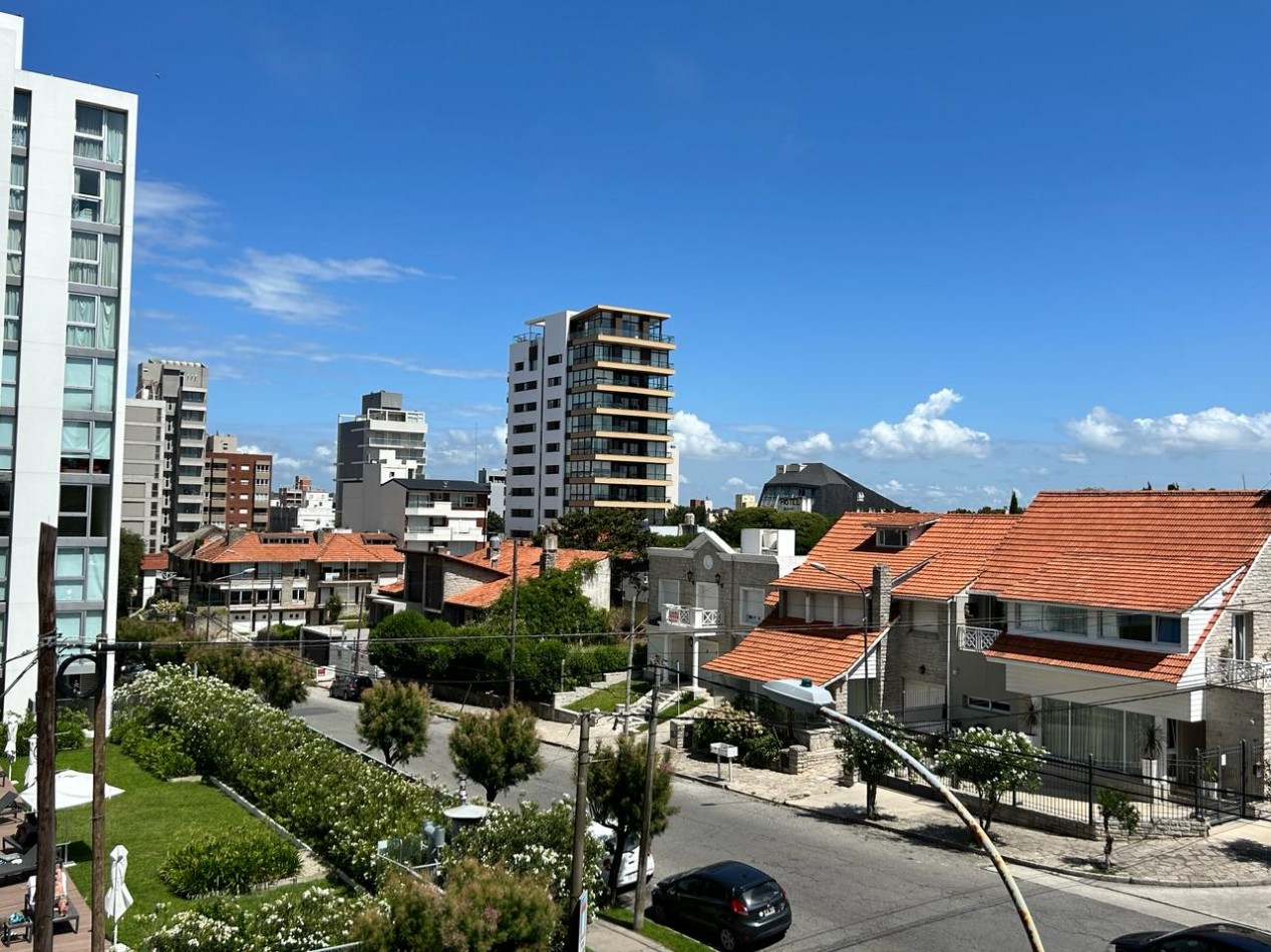 ALQUILER DE DEPTO A MTS DEL MAR, 3 AMB CON DEPENDENCIA Y TERRAZA PROPIA