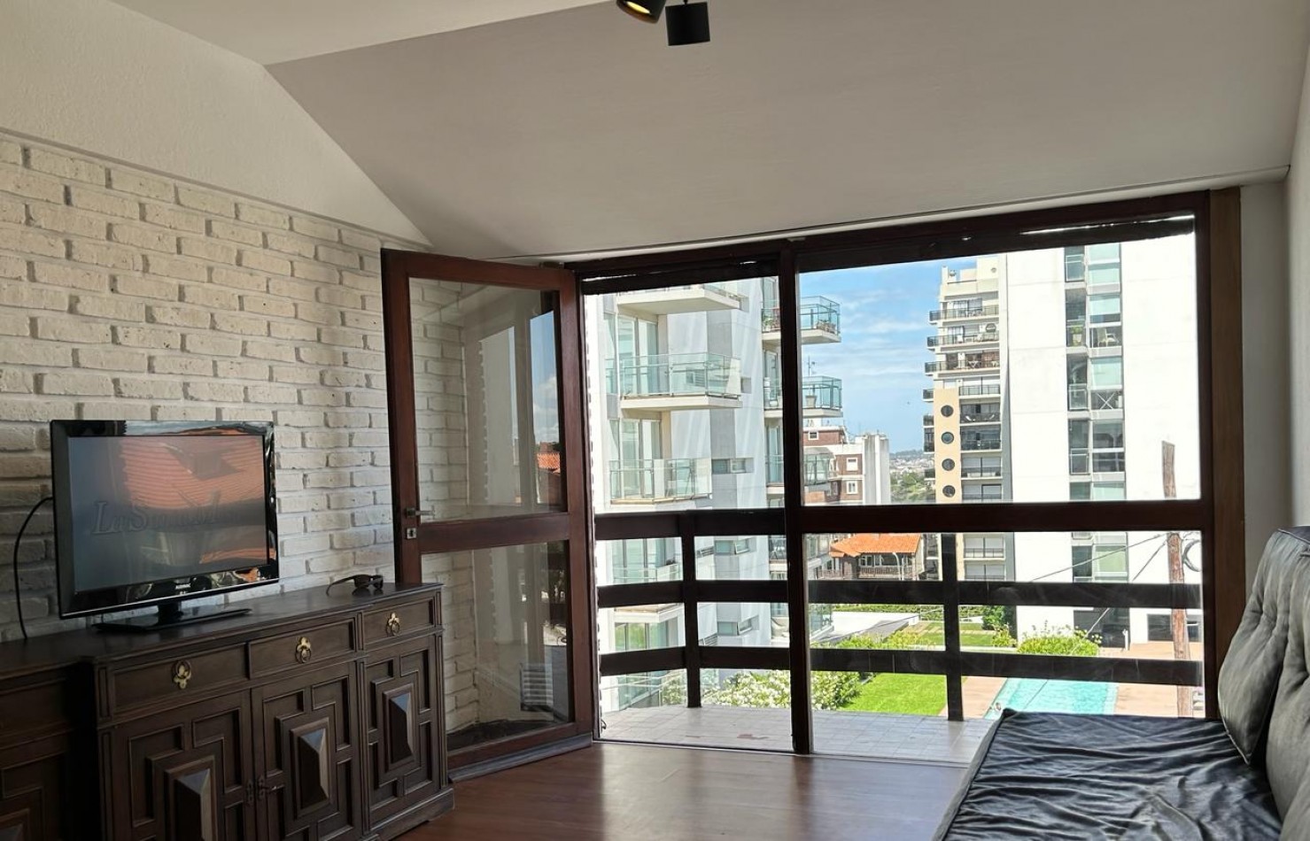 ALQUILER DE DEPTO A MTS DEL MAR, 3 AMB CON DEPENDENCIA Y TERRAZA PROPIA