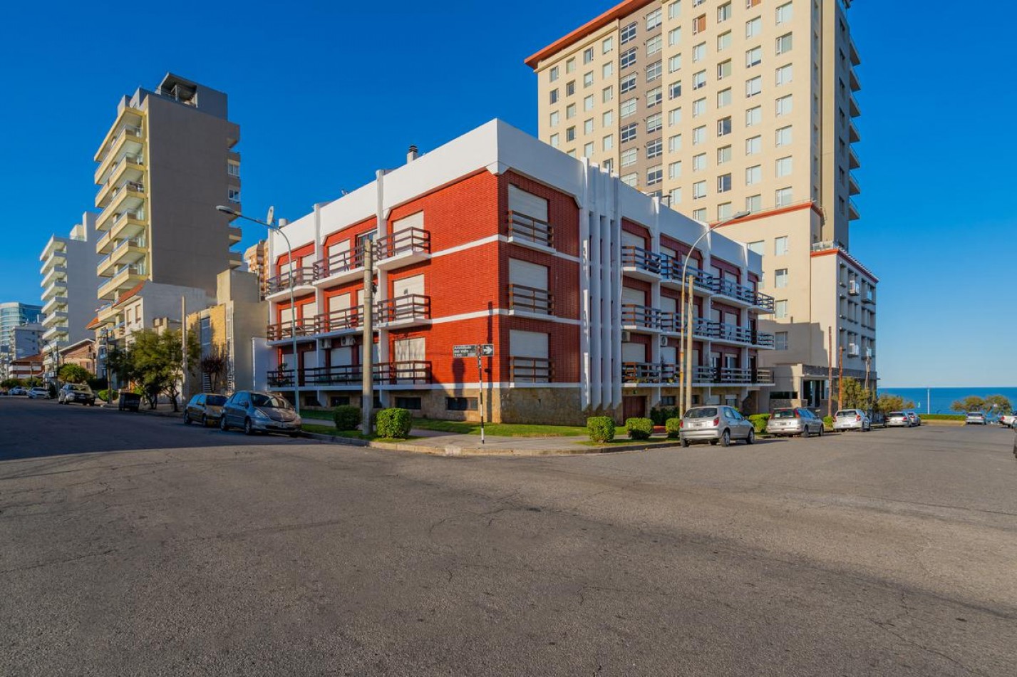 ALQUILER DE DEPTO A MTS DEL MAR, 3 AMB CON DEPENDENCIA Y TERRAZA PROPIA