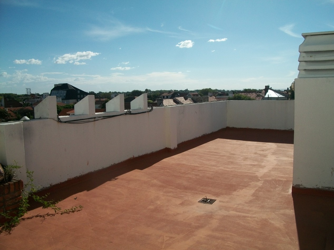 ALQUILER DE DEPTO A MTS DEL MAR, 3 AMB CON DEPENDENCIA Y TERRAZA PROPIA