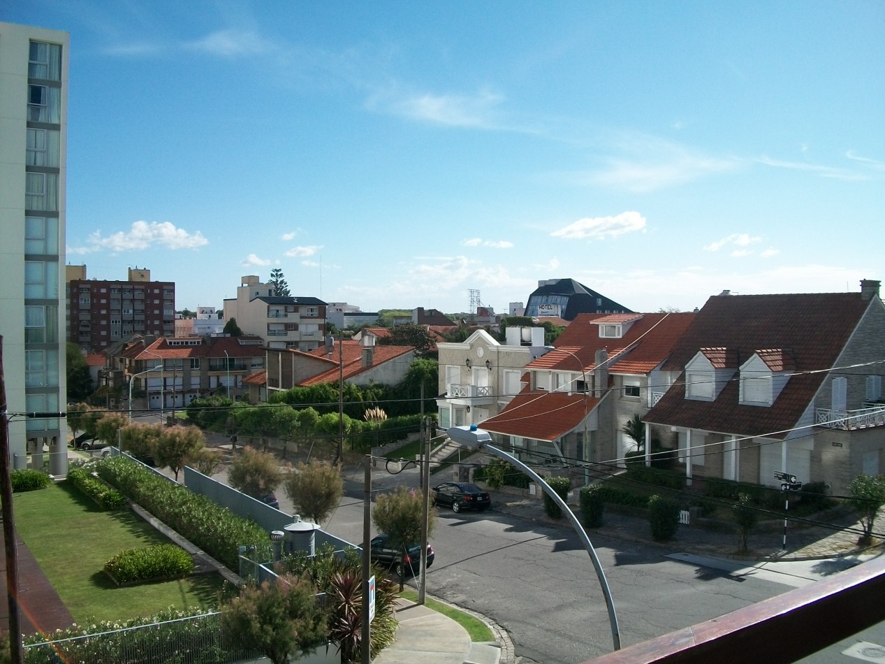 ALQUILER DE DEPTO A MTS DEL MAR, 3 AMB CON DEPENDENCIA Y TERRAZA PROPIA