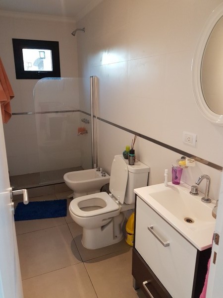 nuevo, moderno, optimo,hemroso chalet de 4 ambientes, con garaje ,parque y galería