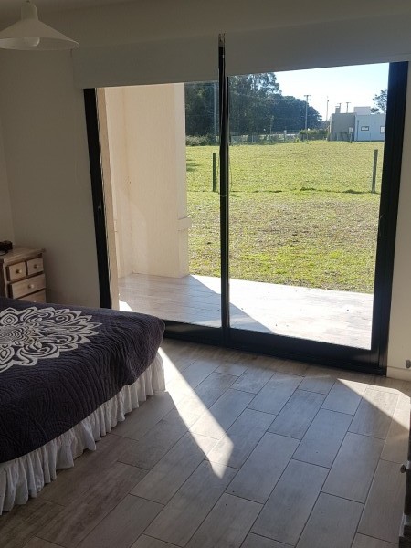 nuevo, moderno, optimo,hemroso chalet de 4 ambientes, con garaje ,parque y galería