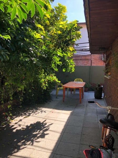 VENTA CHALET, 4 ambientes, parque y patio, sobre lote de 15 mts de frente !!!!! muy buena opcion !!!!