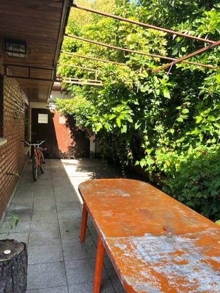 VENTA CHALET, 4 ambientes, parque y patio, sobre lote de 15 mts de frente !!!!! muy buena opcion !!!!