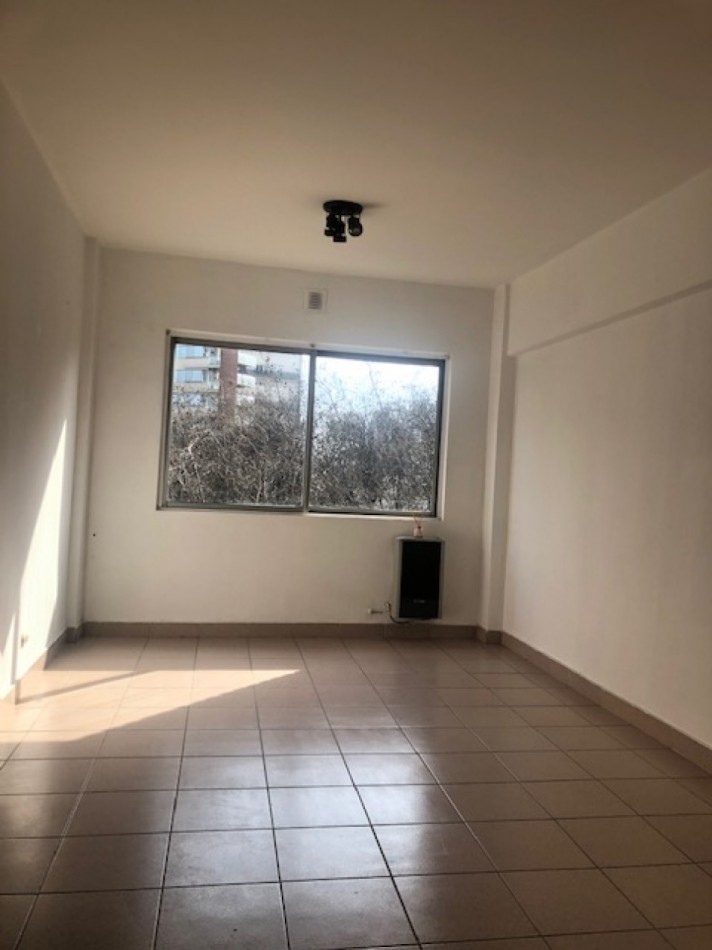 VENTA OFICINA EDIFICO TRADICIONAL , ZONA CENTRO CON SEGURIDAD PERMANENTE, VENTA URGENTE, SE VENDE CON RENTA