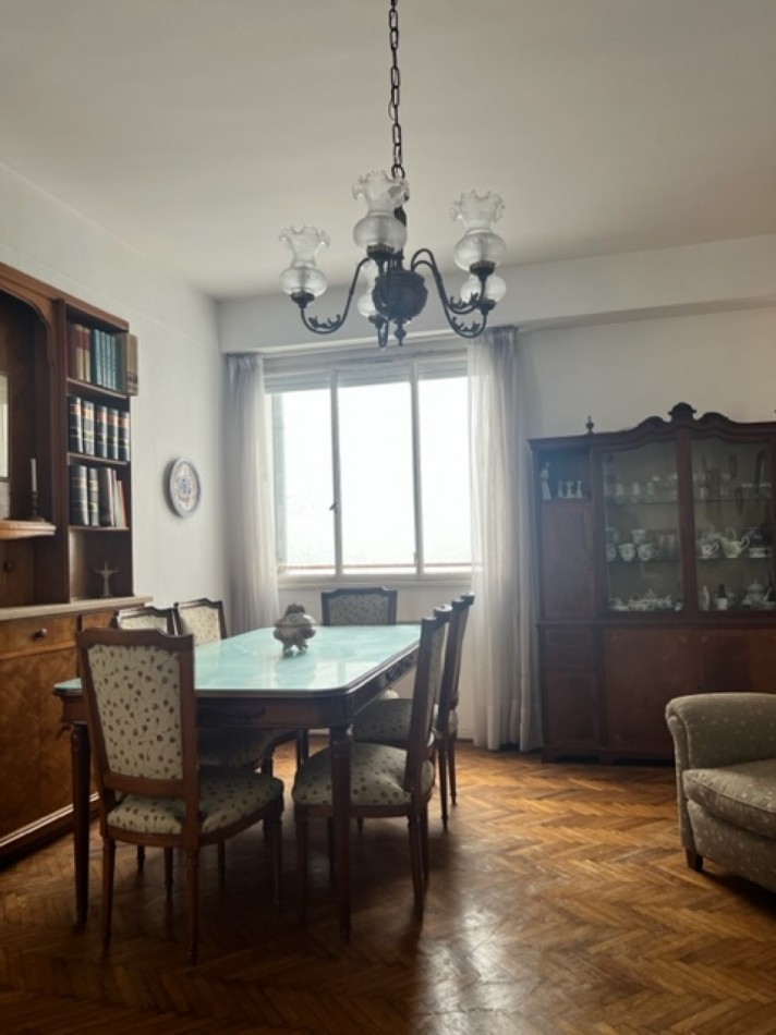 EVALUE, VEALO, BUSCA ESTILO ??? departamento AMPLISIMO, señorial DE 3 amb con dependencia, dormitorios al frente con balcon, microcentro, a un paso de todo lo que necesite y del mar, EXCELENTE OPCION DE COMRPA !!!