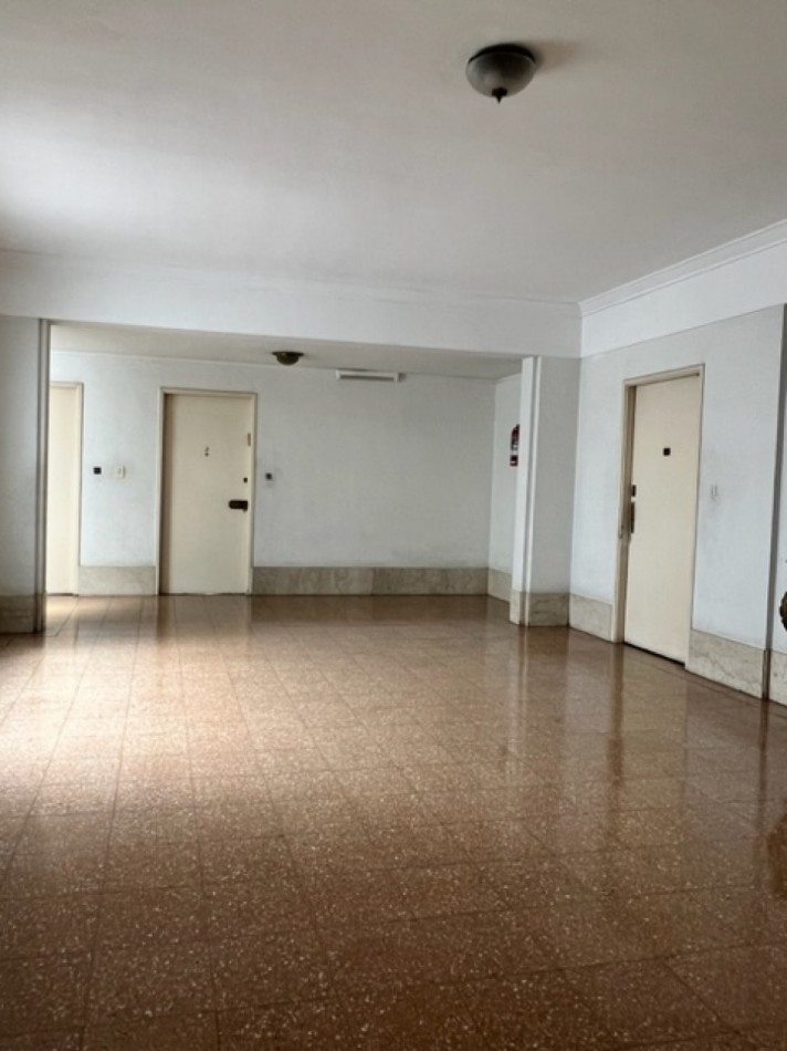 EVALUE, VEALO, BUSCA ESTILO ??? departamento AMPLISIMO, señorial DE 3 amb con dependencia, dormitorios al frente con balcon, microcentro, a un paso de todo lo que necesite y del mar, EXCELENTE OPCION DE COMRPA !!!