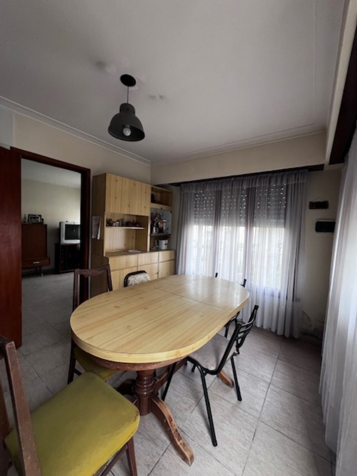 venta duplex de 4 amb. con entrada de auto, patio, y 1 dormitorios en PB, ideal !!!