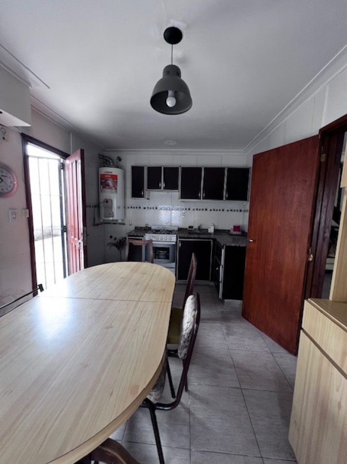 venta duplex de 4 amb. con entrada de auto, patio, y 1 dormitorios en PB, ideal !!!