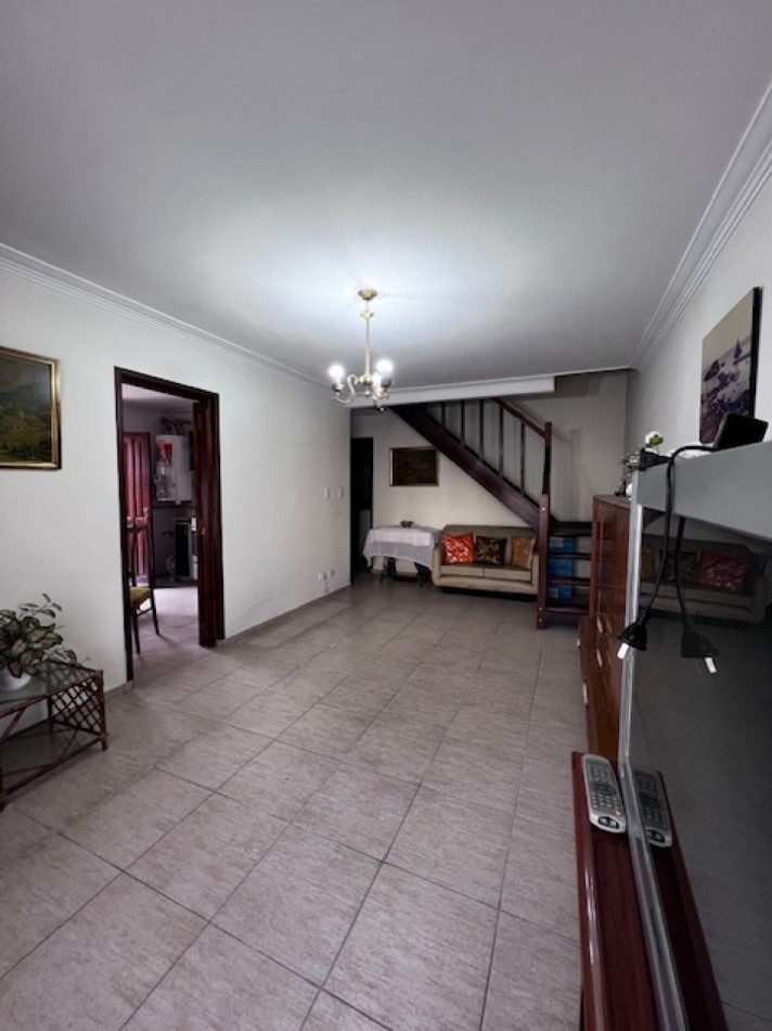 venta duplex de 4 amb. con entrada de auto, patio, y 1 dormitorios en PB, ideal !!!