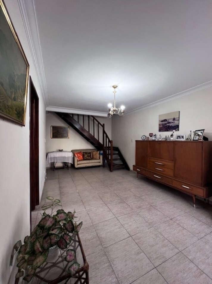venta duplex de 4 amb. con entrada de auto, patio, y 1 dormitorios en PB, ideal !!!