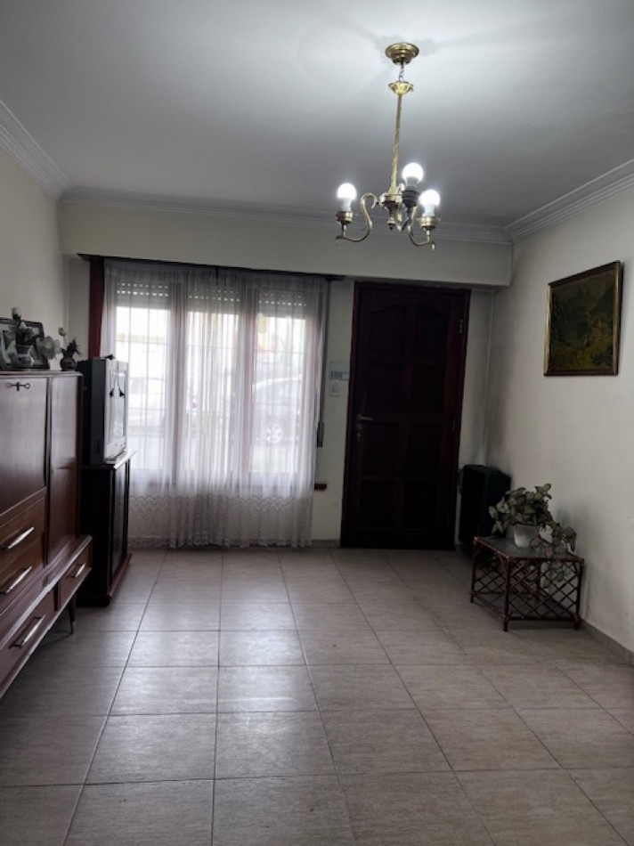 venta duplex de 4 amb. con entrada de auto, patio, y 1 dormitorios en PB, ideal !!!