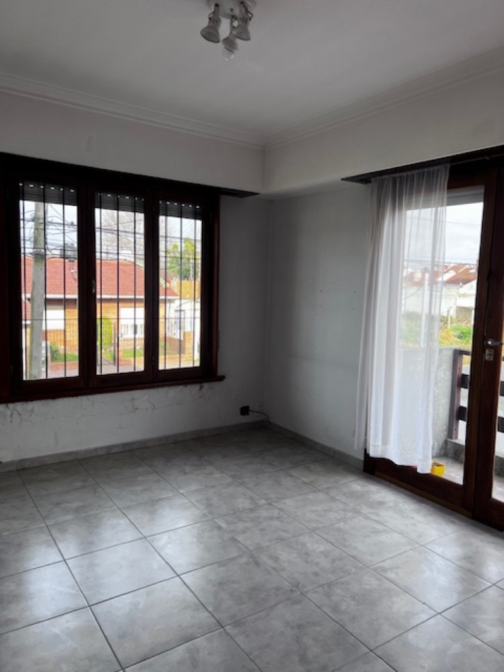 venta duplex de 4 amb. con entrada de auto, patio, y 1 dormitorios en PB, ideal !!!