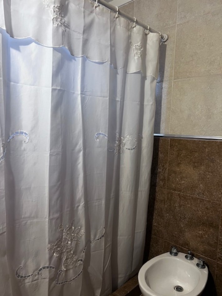 venta duplex de 4 amb. con entrada de auto, patio, y 1 dormitorios en PB, ideal !!!