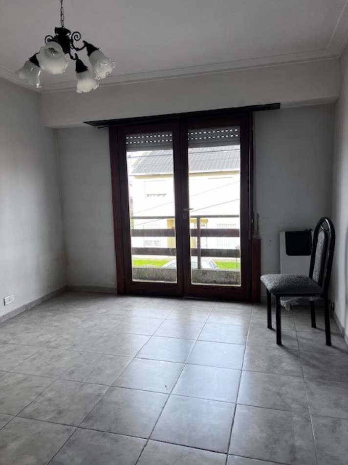 venta duplex de 4 amb. con entrada de auto, patio, y 1 dormitorios en PB, ideal !!!