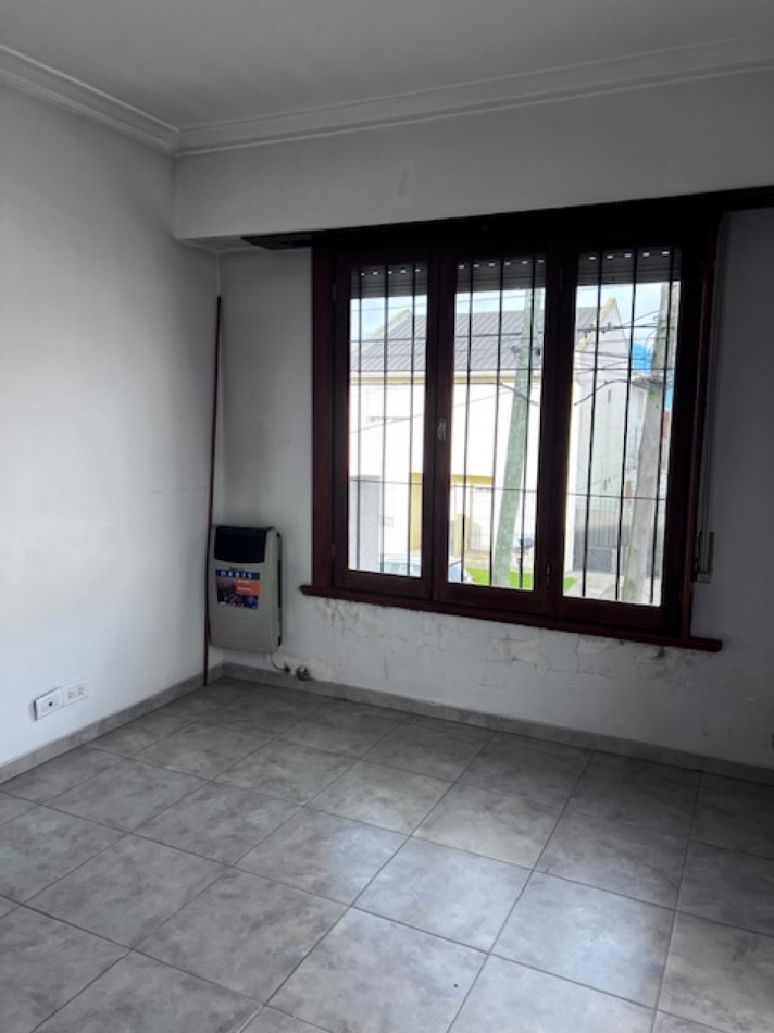 venta duplex de 4 amb. con entrada de auto, patio, y 1 dormitorios en PB, ideal !!!