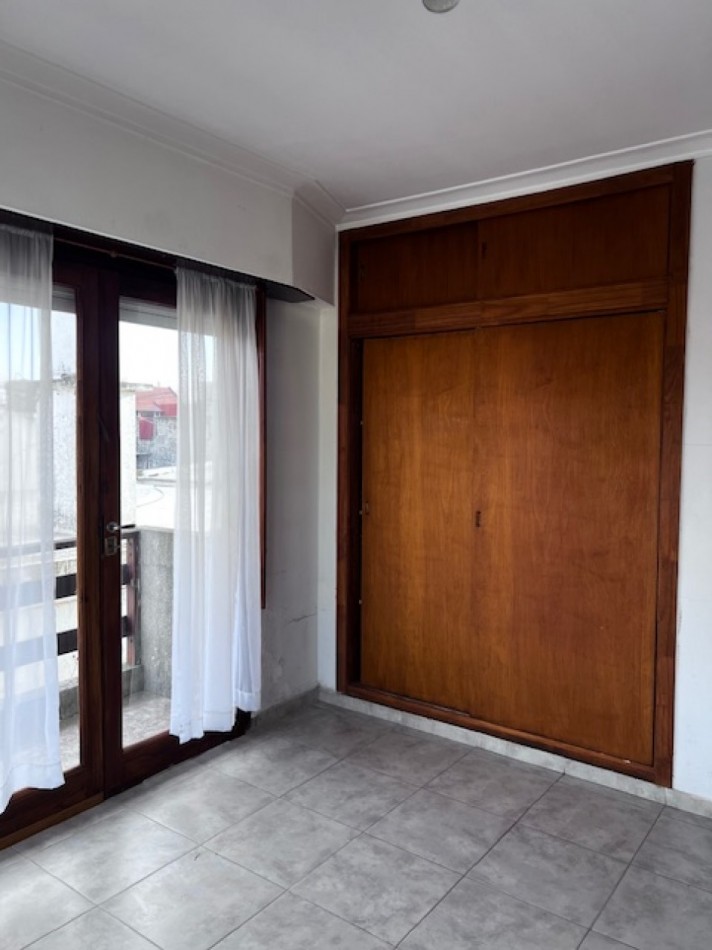 venta duplex de 4 amb. con entrada de auto, patio, y 1 dormitorios en PB, ideal !!!