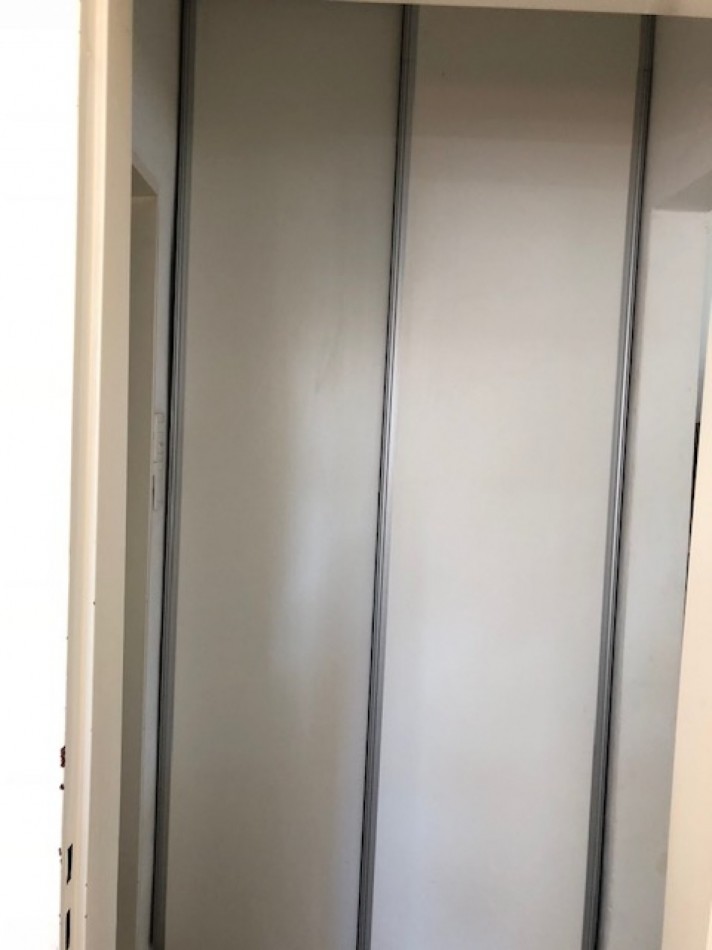 NUEVO VALOR!!! RETASADA !!! VENTA CASA AMERICANA EN LOTE PROPIO !!! casa de 3 amb. o casa con dpto independiente, apta dos familias, en caisamar con gran lote y posibilidades de ampliar