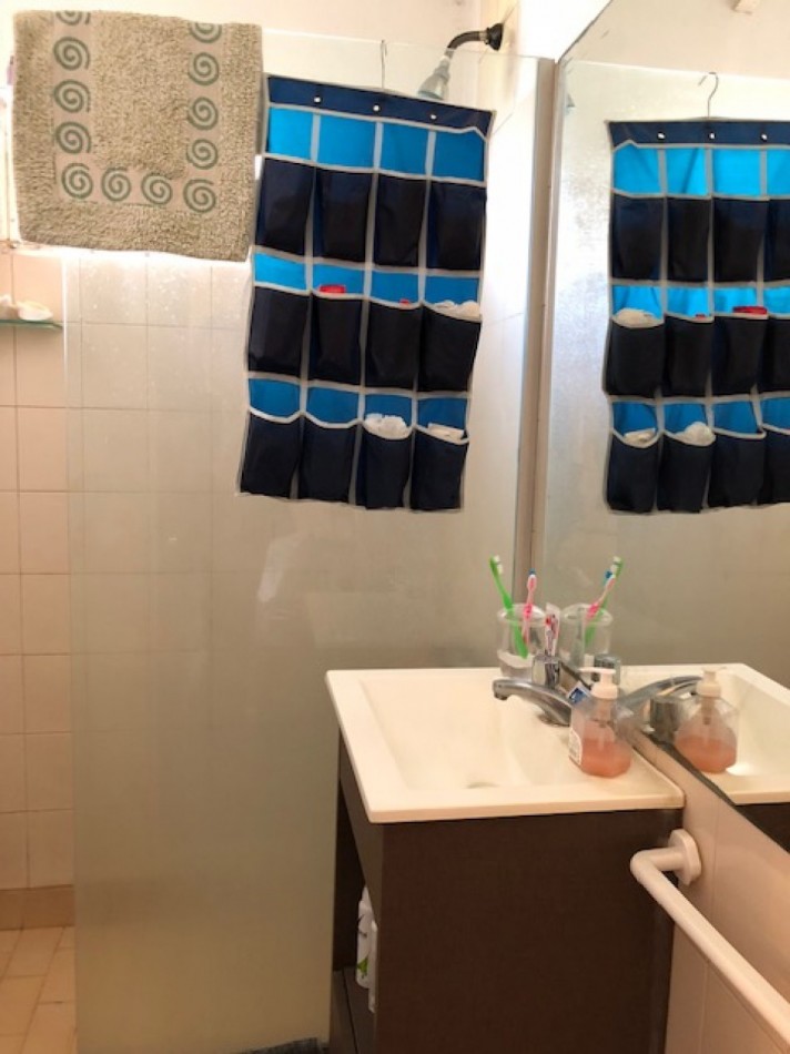 NUEVO VALOR!!! RETASADA !!! VENTA CASA AMERICANA EN LOTE PROPIO !!! casa de 3 amb. o casa con dpto independiente, apta dos familias, en caisamar con gran lote y posibilidades de ampliar