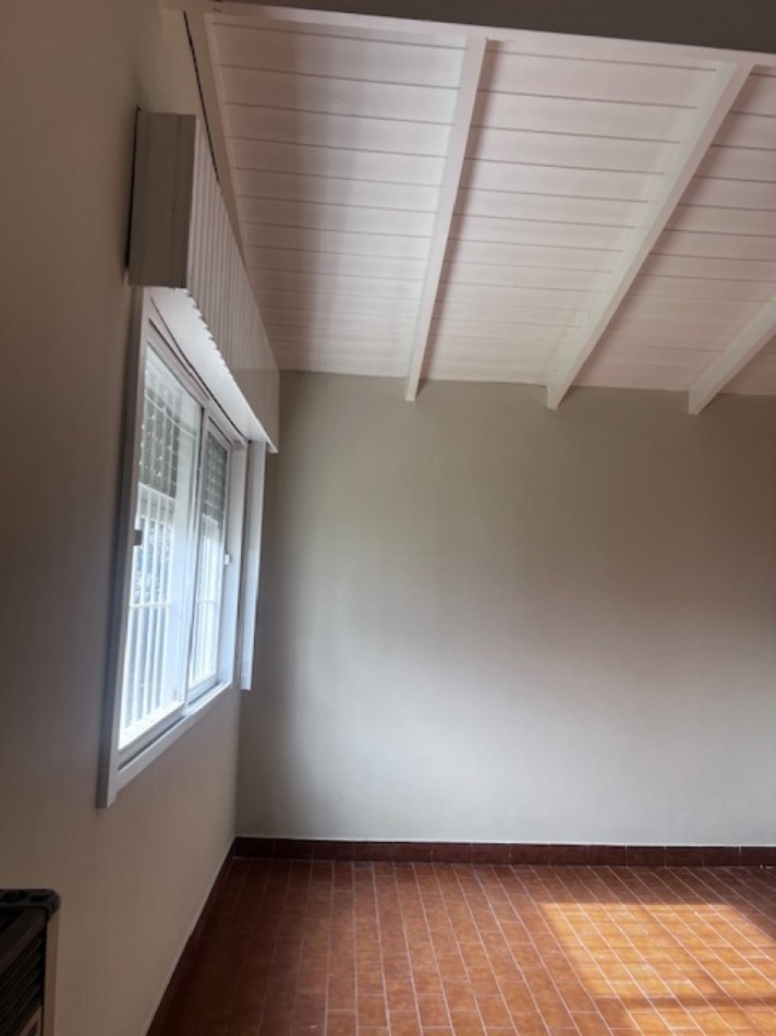 NUEVO VALOR!!! RETASADA !!! VENTA CASA AMERICANA EN LOTE PROPIO !!! casa de 3 amb. o casa con dpto independiente, apta dos familias, en caisamar con gran lote y posibilidades de ampliar