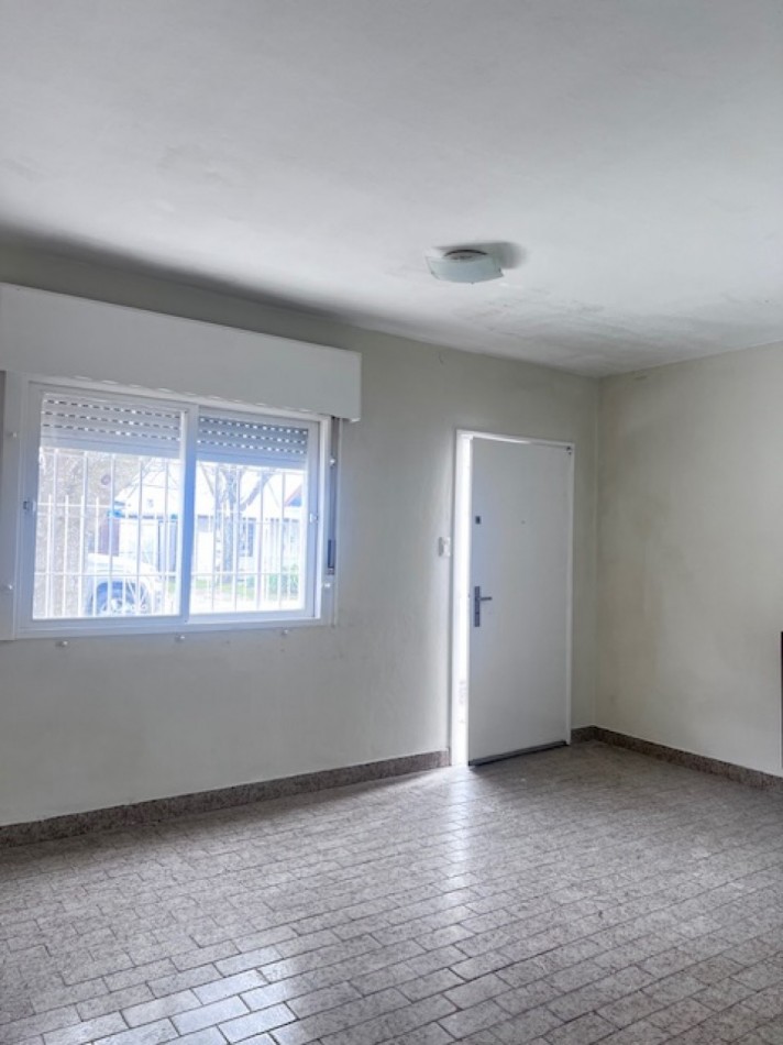 NUEVO VALOR!!! RETASADA !!! VENTA CASA AMERICANA EN LOTE PROPIO !!! casa de 3 amb. o casa con dpto independiente, apta dos familias, en caisamar con gran lote y posibilidades de ampliar
