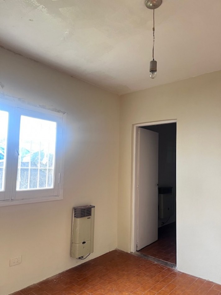 NUEVO VALOR!!! RETASADA !!! VENTA CASA AMERICANA EN LOTE PROPIO !!! casa de 3 amb. o casa con dpto independiente, apta dos familias, en caisamar con gran lote y posibilidades de ampliar